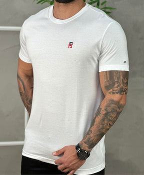 Camiseta Branca Masculina Com Logo No Peito - Tommy