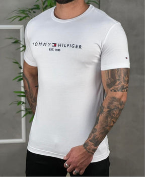 Camiseta Branca Masculina Com Logo No Peito - Tommy