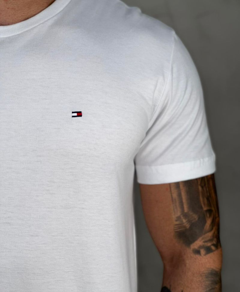 Camiseta Branca Masculina Logo no Peito - Tommy