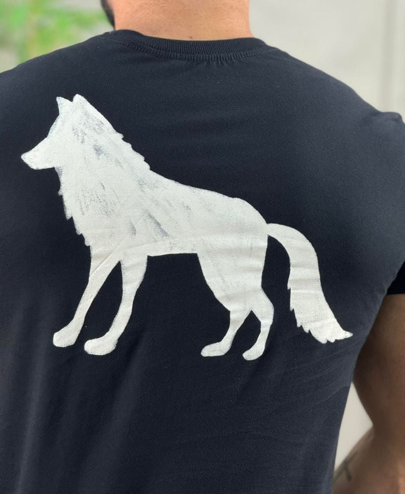 Camiseta Preta Casual Masculina Lobo Costas