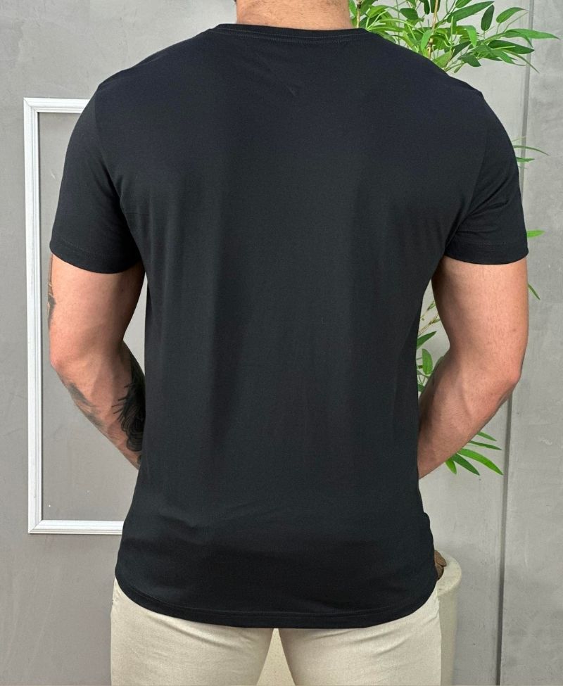 Camiseta Preta Masculina Com Logo No Peito - Tommy